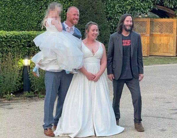 Απίστευτος Keanu Reeves! Εμφανίστηκε ως guest καλεσμένος σε γάμο και φωτογραφήθηκε με τους newlyweds