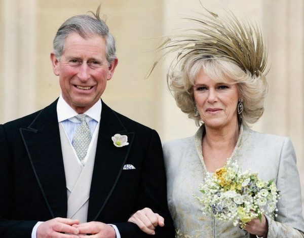 Βασιλιάς Κάρολος: Ο πρώτος γαλαζοαίματος που παντρεύτηκε με πολιτικό γάμο, η απουσία της Ελισάβετ και τα δύο bridal outfits της Καμίλα