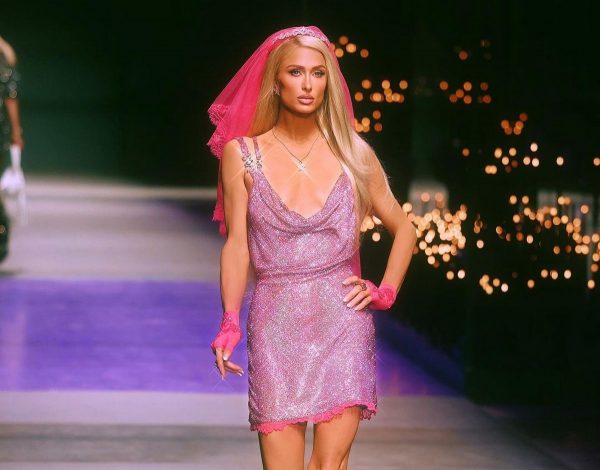 MFW SS23: Η Paris Hilton έκλεισε το show του Versace ως η απόλυτη BarbieCore νύφη!