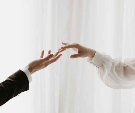 Ζητώντας το χέρι της αγαπημένης σας από τον μπαμπά της: Ρομαντικό ή σεξιστικό;
