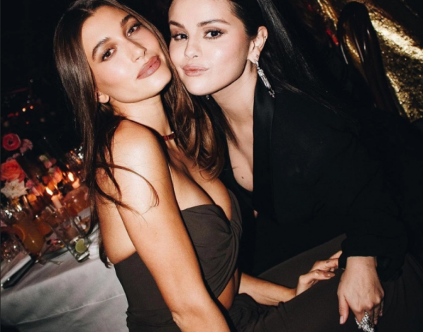 H Selena Gomez και η Hailey Bieber ποζάρουν μαζί παραδίδοντας ένα ισχυρό μήνυμα γυναικείου empowerment!