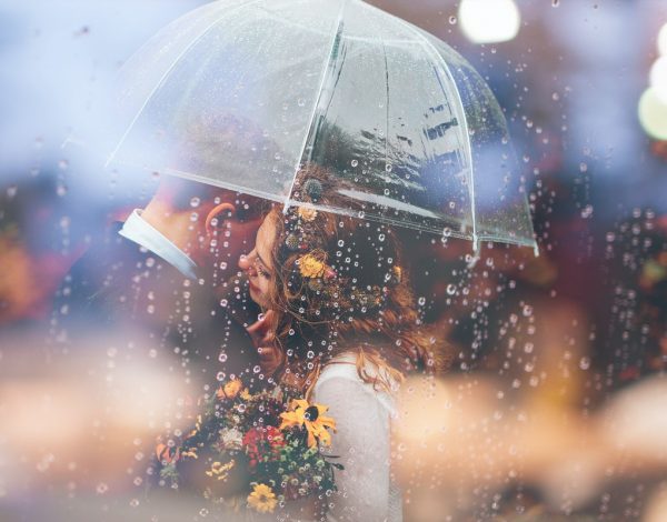 Γάμος με βροχή: 6+1 tips για να μην τα κάνετε μούσκεμα!
