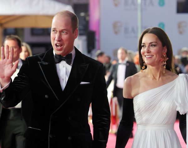 Kate Middleton: Η statement red carpet εμφάνισή της που επισκίασε τα βραβεία BAFTA (μετά τη δημόσια εκδήλωση τρυφερότητας στον William!)