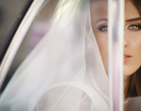 Βλεφαροπλαστική | Ο πλαστικός χειρουργός Χρήστος Μεγαπάνος, MD υπόσχεται να χαρίσει νεανικό βλέμμα στις brides-to-be!