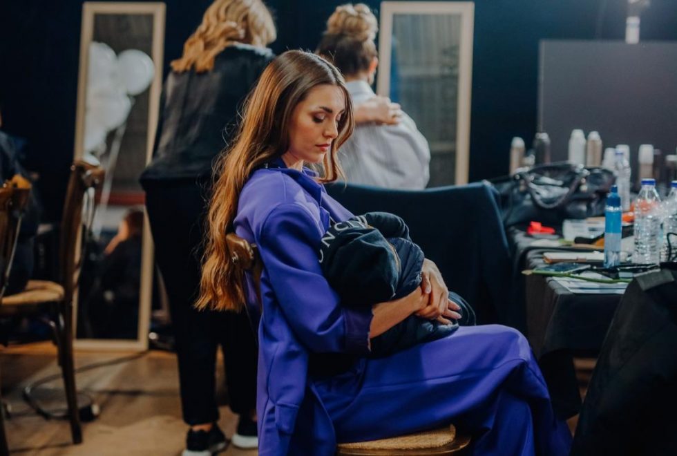 Η super mom Ιωάννα Σιαμπάνη θήλαζε τον γιο της στα παρασκήνια του Yes I Do Catwalk by Georg Jensen!