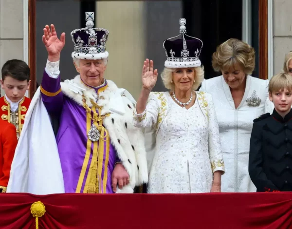 Βασιλιάς Κάρολος: Ο πρώτος γαλαζοαίματος που παντρεύτηκε με πολιτικό γάμο, η απουσία της Ελισάβετ και τα δύο bridal outfits της Καμίλα