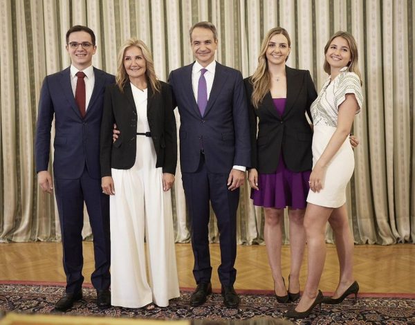 Civil wedding inspo | Η Μαρέβα Γκραμπόφσκι-Μητσοτάκη εντυπωσίασε με λευκή ολόσωμη φόρμα στην ορκωμοσία του Πρωθυπουργού