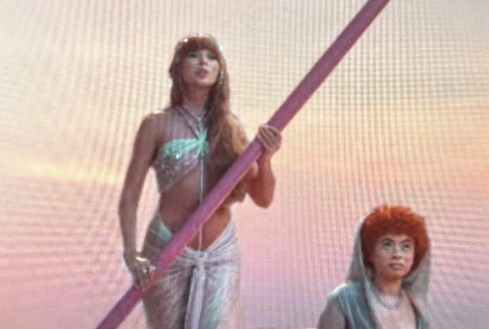 Η Taylor Swift φοράει Celia Kritharioti και εμπνέει τις summer brides!