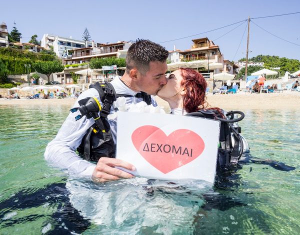 Υποβρύχιος γάμος! Συνέντευξη του δημάρχου Πέτρου Βαφίνη που ανέδειξε την Αλόννησο σε μία από τις πιο πρωτότυπες τοποθεσίες για γάμο