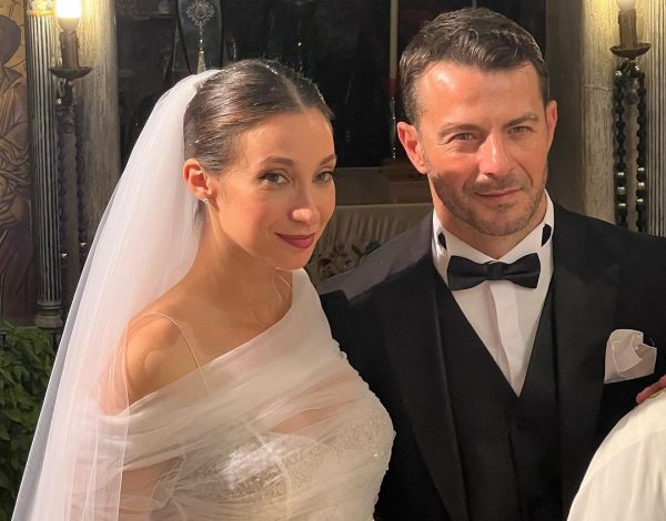 Παντρεύτηκαν ο Γιώργος Αγγελόπουλος και η Δήμητρα Βαμβακούση | Το πριγκιπικό bridal look και η συγκίνηση κατά την άφιξη της νύφης