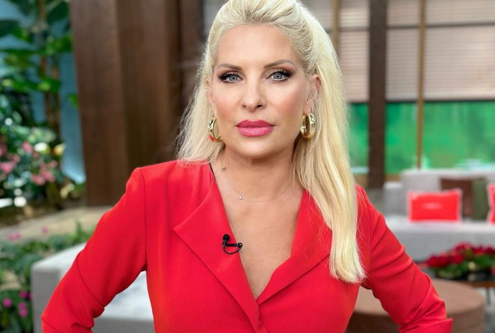 Ελένη Μενεγάκη: Φόρεσε το key item για τους φθινοπωρινούς γάμους