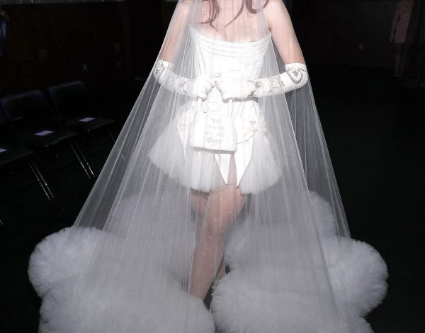 Το εκκεντρικό bridal look της Julia Fox στην εβδομάδα μόδας της Νέας Υόρκης