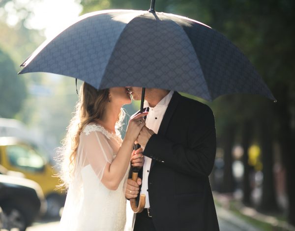 Γάμος με βροχή: 6+1 tips για να μην τα κάνετε μούσκεμα!