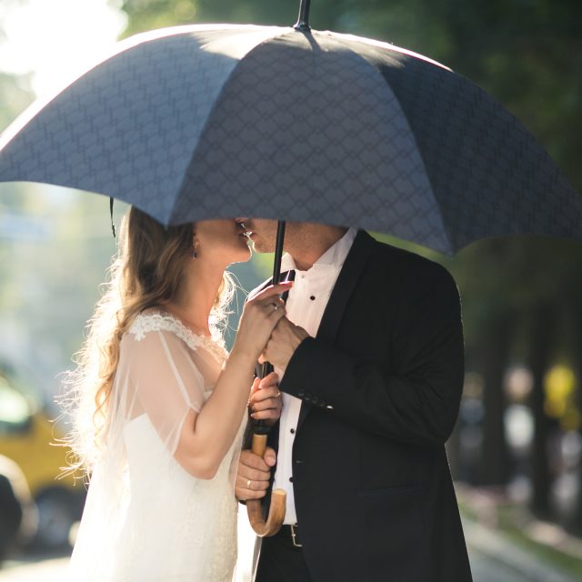 couple-umbrella-kissing