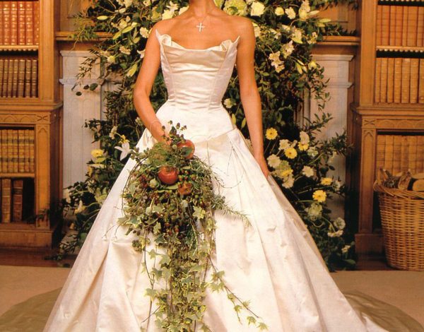 Happy anniversary Beckhams! 26 χρόνια μετά θυμόμαστε το extravagant bridal look της Victoria!