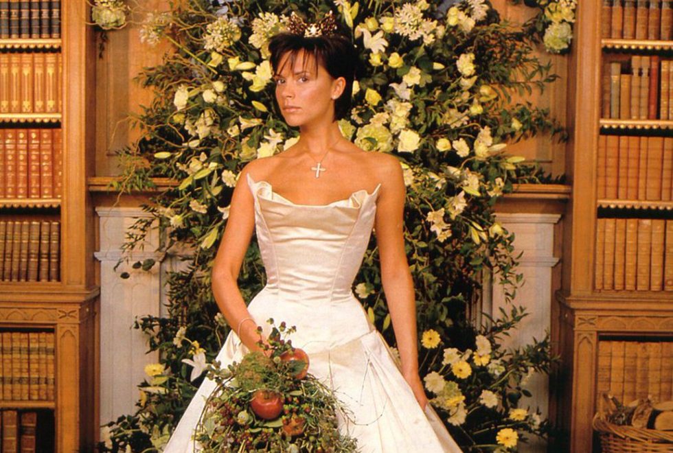 Happy anniversary Beckhams! 26 χρόνια μετά θυμόμαστε το extravagant bridal look της Victoria!
