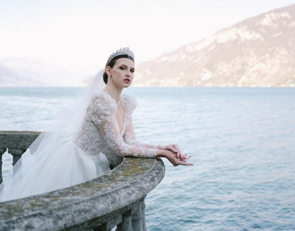 Τα πιο ονειρεμένα νυφικά περιμένουν τις brides-to-be με έκπτωση -20% στο White Sale του οίκου Demetrios