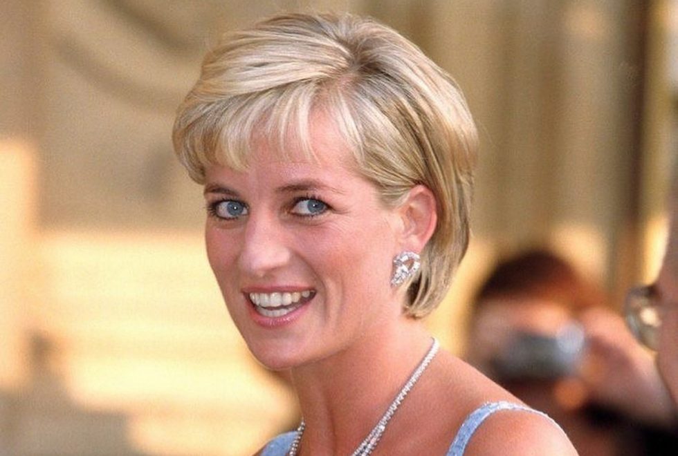 Πριγκίπισσα Diana: Σε δημοπρασία η μπλούζα που φορούσε στο διάσημο πορτρέτο του αρραβώνα της