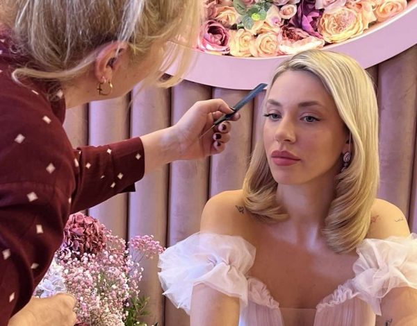 Εύη Πατσιατζή | Η έμπειρη bridal hair expert επιμελήθηκε τα iconic χτενίσματα του υπέροχου cover girl μας