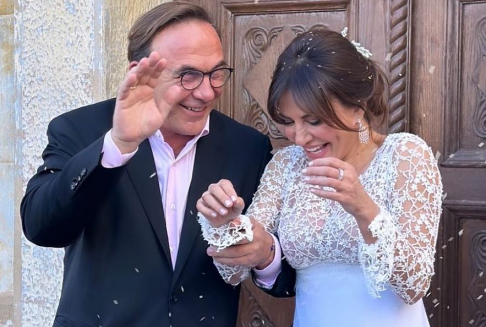 Παντρεύτηκε η Δήμητρα Ματσούκα! Η άφιξη της νύφης, οι celebrities καλεσμένοι και το τρυφερό φιλί στον Πέτρο Κόκκαλη