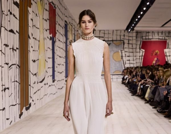 Εβδομάδα Υψηλής Ραπτικής SS 2024 | Dior και Schiaparelli παρουσίασαν τις πιο iconic αλλά ετερόκλητες bridal-inspired δημιουργίες