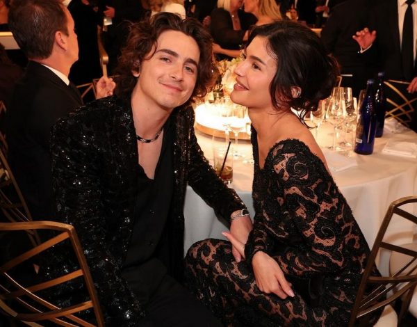 Kylie Jenner - Timothée Chalamet | Το τρυφερό φιλί τους στις Χρυσές Σφαίρες έγινε το απόλυτο viral