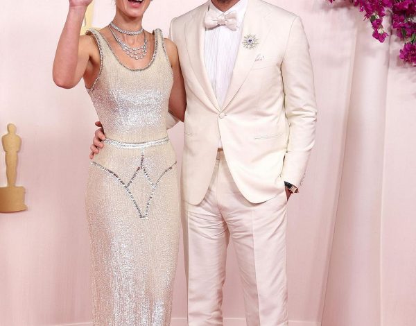 Oscars 2024 | Η Emily Blunt και ο John Krasinski στα λευκά είναι η απόλυτη έμπνευση για τους weds-to-be της σεζόν