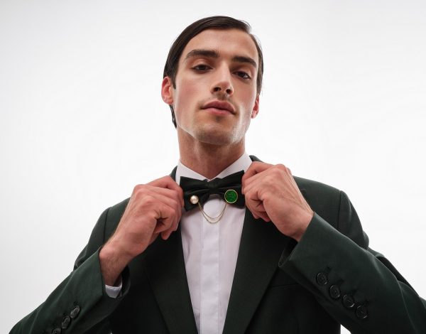 Οι elegant καρφίτσες του νέου brand ΟΡΩΜΑΙ αποτελούν το fashion statement της εμφάνισης κάθε γαμπρού