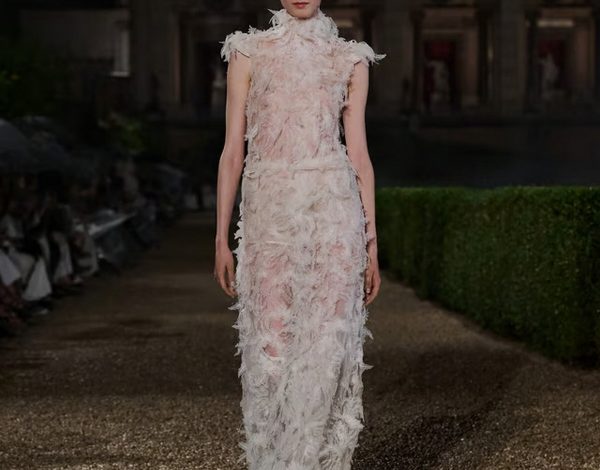 Η συλλογή Dior Cruise 2026 είναι πλημμυρισμένη από αιθέριες, λευκές haute couture δημιουργίες