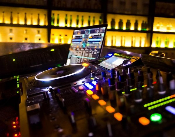 Let the music play! Όσα πρέπει να γνωρίζετε πριν επιλέξετε τον DJ του γάμου σας
