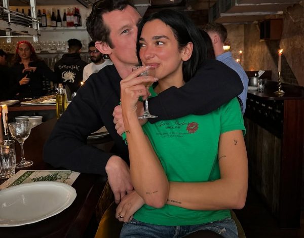 Η Dua Lipa επιβεβαίωσε τον αρραβώνα της με τον Callum Turner!