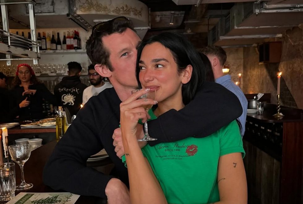 Η Dua Lipa επιβεβαίωσε τον αρραβώνα της με τον Callum Turner!