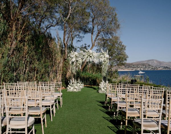 Luxury white wedding στην Αθηναϊκή Ριβιέρα με την υπογραφή της Sparkling Day