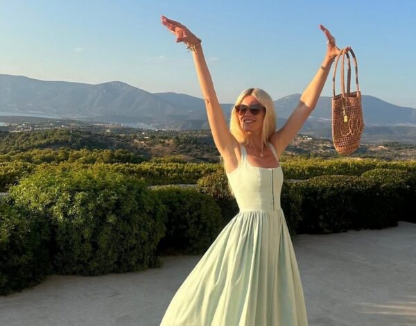 Claudia Schiffer | Γιορτάζει τα γενέθλιά της στην Ελλάδα με το απόλυτο honeymoon look