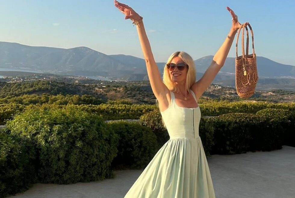 Claudia Schiffer | Γιορτάζει τα γενέθλιά της στην Ελλάδα με το απόλυτο honeymoon look