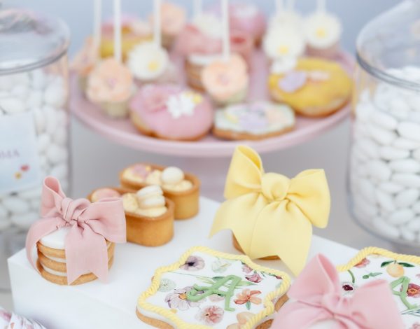 The Cakers | Ένα παραμυθένιο candy bar γεμάτο λουλούδια και pastel χρώματα για τη μικρή Άρια