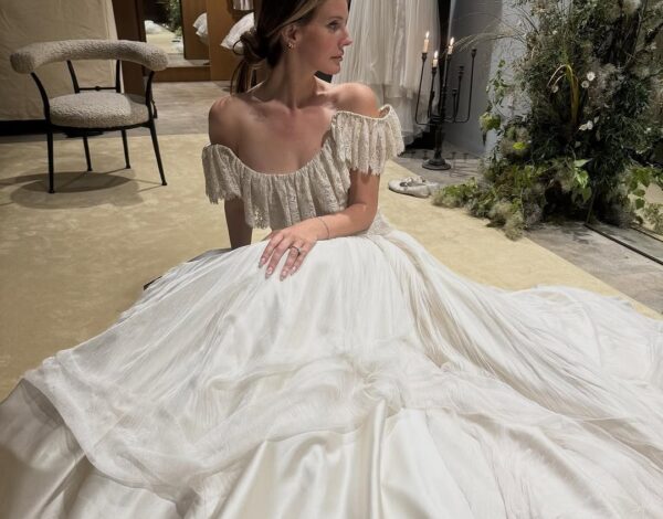 Η Lana del Rey γιόρτασε την πρώτη επέτειο γάμου με αδημοσίευτες φωτογραφίες από τη μεγάλη ημέρα