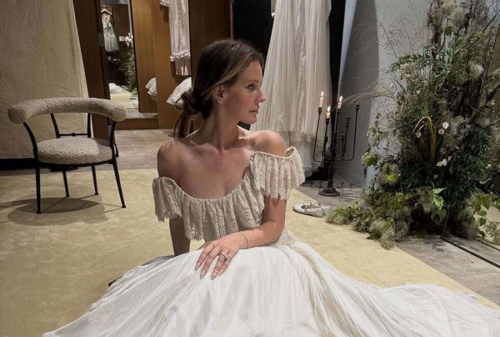 Η Lana del Rey γιόρτασε την πρώτη επέτειο γάμου με αδημοσίευτες φωτογραφίες από τη μεγάλη ημέρα