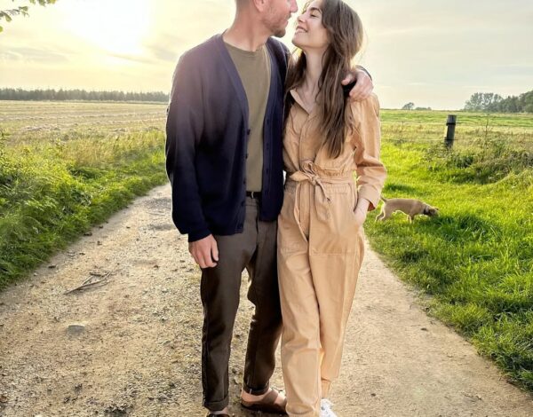 Lily Collins | Η ερωτική εξομολόγηση στον σύζυγό της για τα 4 χρόνια γάμου είναι ό,τι πιο γλυκό διαβάσαμε σήμερα!