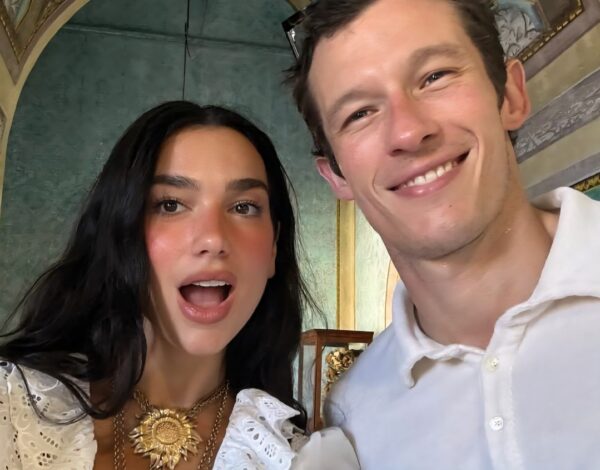 Ο Callum Turner για τη γνωριμία του με την Dua Lipa: «Η στιγμή ήταν σαν να βγήκε από χολιγουντιανή υπερπαραγωγή»