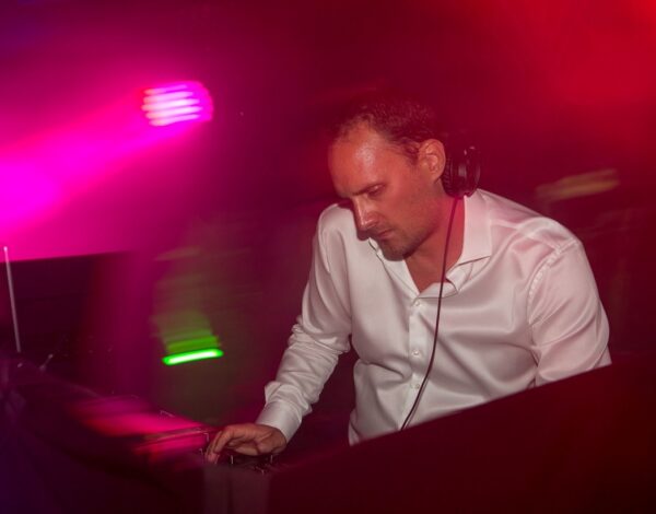 Ο DJ Μιχάλης Τζώνης απαντά στα πιο ανατρεπτικά σενάρια γύρω από το γαμήλιο πάρτι