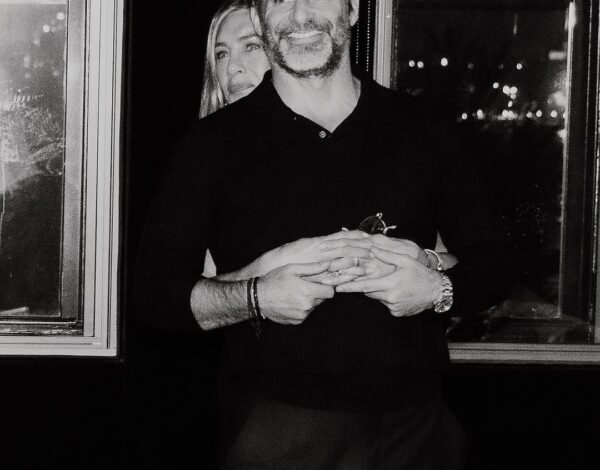 It's confirmed! Η Jennifer Aniston επισημοποίησε τη σχέση της με τον Jim Curtis στο Instagram