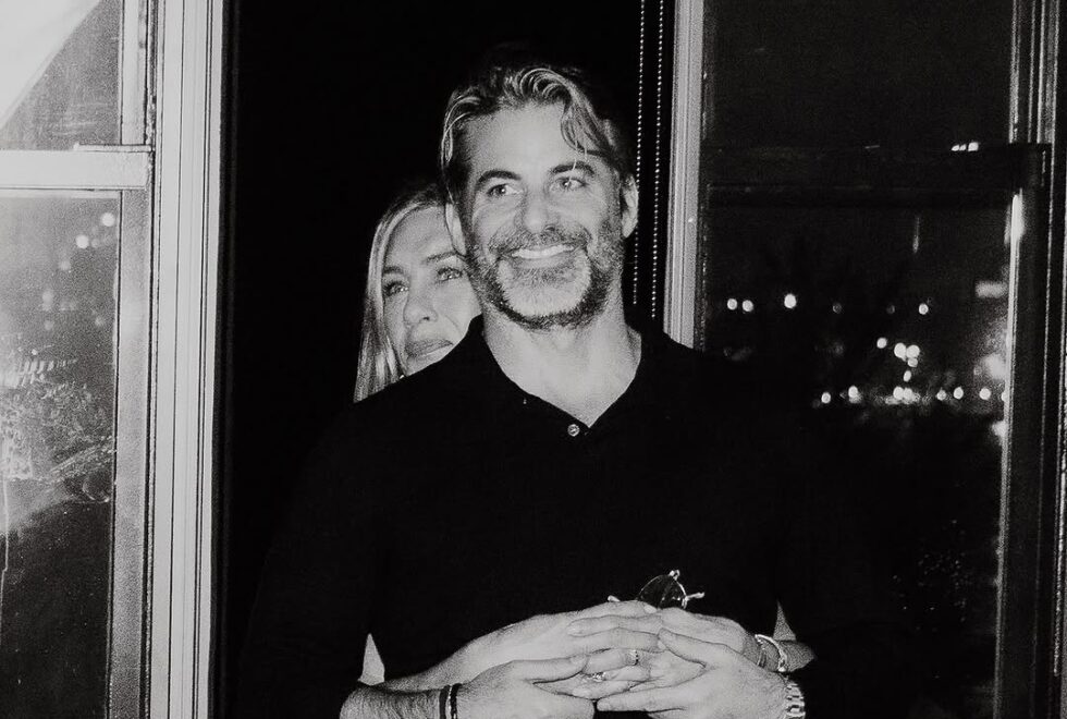 It's confirmed! Η Jennifer Aniston επισημοποίησε τη σχέση της με τον Jim Curtis στο Instagram