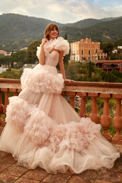 10 συγκλονιστικά νυφικά από τη συλλογή Nicole Milano by Pronovias 2026 που ανακαλύψαμε στον οίκο AthenaV