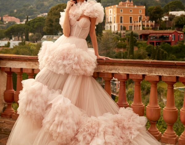 10 συγκλονιστικά νυφικά από τη συλλογή Nicole Milano by Pronovias 2026 που ανακαλύψαμε στον οίκο AthenaV