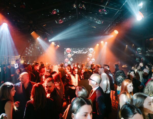 Ο εντυπωσιακός φωτισμός της Loud and Clear Entertainment χάρισε την απόλυτη dance ατμόσφαιρα στο Yes I Do Party