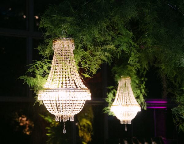 Gold hues & chandeliers | Tο κορυφαίο wedding deco trend του 2026 κυριάρχησε στο Yes I Do Party