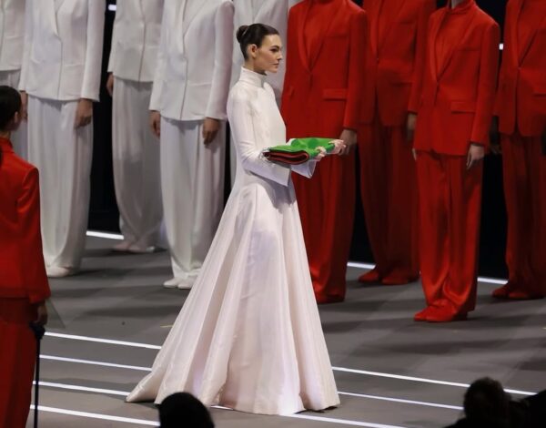 Vittoria Ceretti | Η σύντροφος του Leonardo DiCaprio με ολόλευκη δημιουργία Armani στους Χειμερινούς Ολυμπιακούς Αγώνες