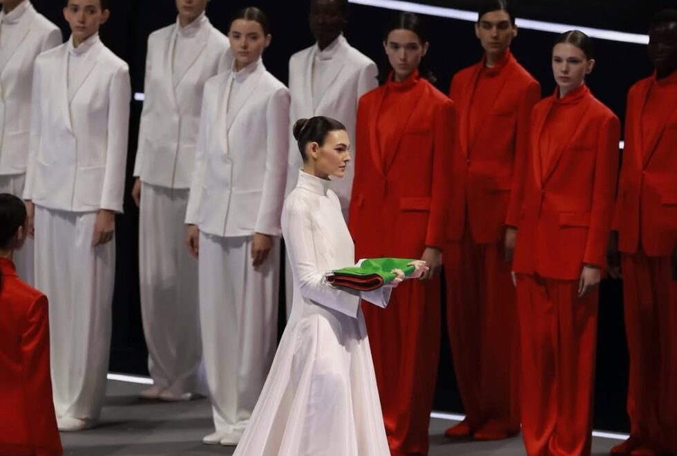 Vittoria Ceretti | Η σύντροφος του Leonardo DiCaprio με ολόλευκη δημιουργία Armani στους Χειμερινούς Ολυμπιακούς Αγώνες