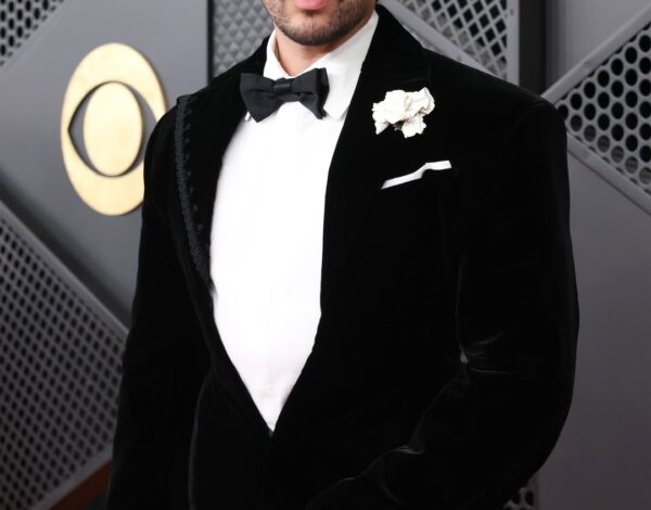 Grammys 2026 | Ο Bad Bunny παρέδωσε μαθήματα groom style με custom tuxedo του οίκου Schiaparelli
